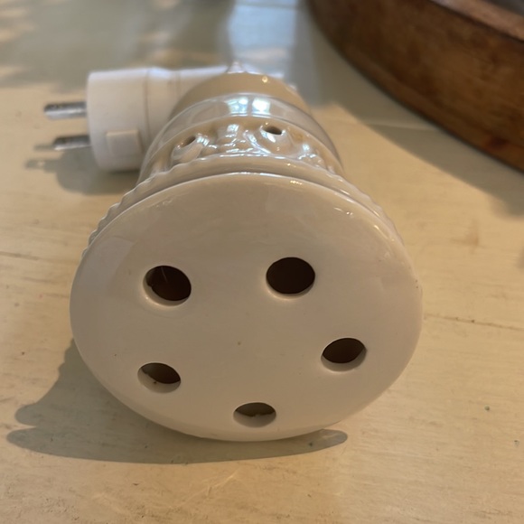 Scentsy Wax Warmer  Plug-In   Nightlight - Picture 9 of 9